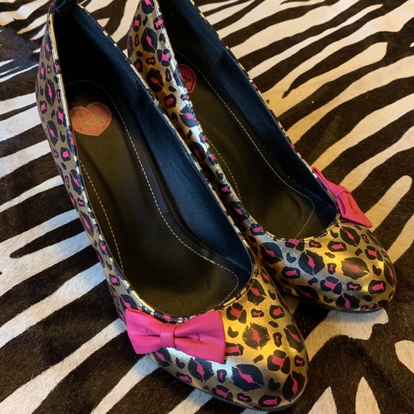 Unique gold cheetah print pumps! ๐๐๐ - Picture 2 of 7